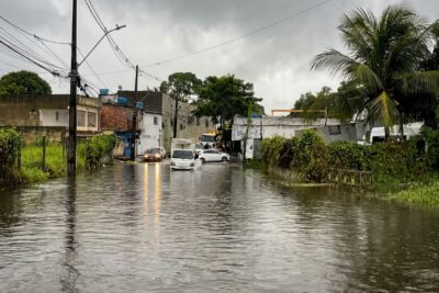 Chuvas intensas causam alagamentos e suspendem aulas em sete cidades da Grande Recife