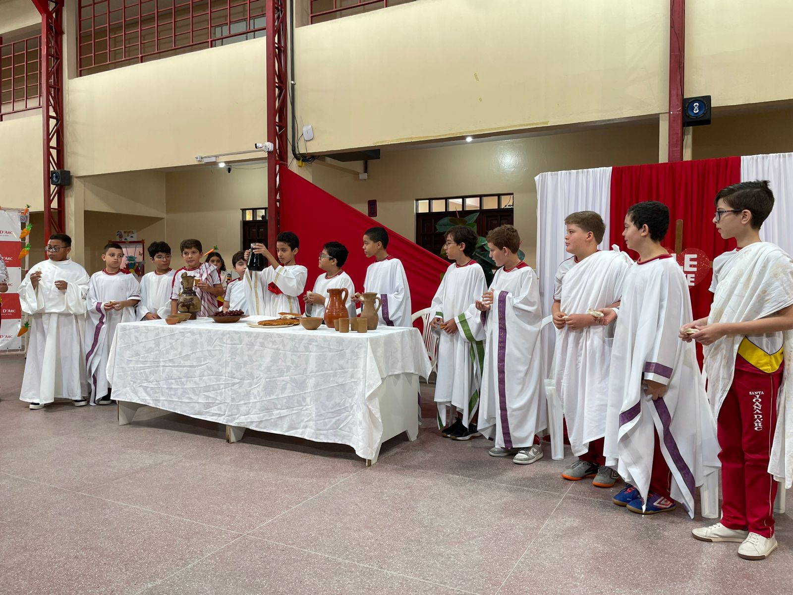 Fé, Arte e Solidariedade: Colégio Santa Joana D’Arc Celebra a Páscoa com Protagonismo Estudantil
