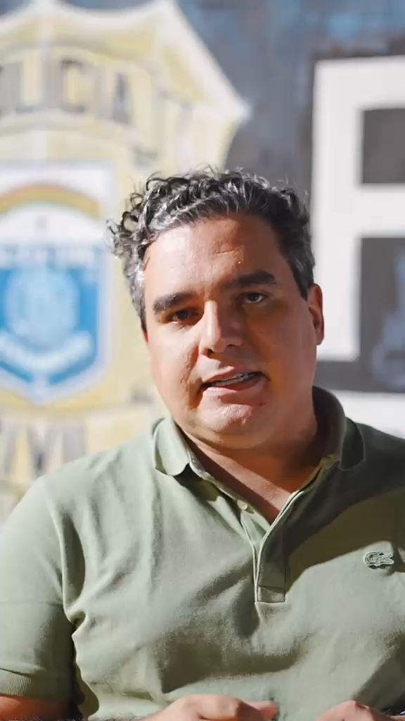 Moacir Bezerra na porta da delegacia em Garanhuns
