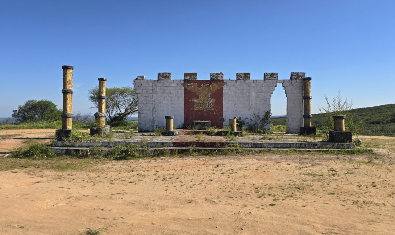 Cristo do Magano: quase três anos de obra, um contrato rescindido por abandono, dois portais oficiais que não fecham a mesma conta — e um canteiro que, dois meses depois de ‘retomado’, segue do jeito que estava