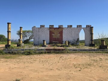Cristo do Magano: quase três anos de obra, um contrato rescindido por abandono, dois portais oficiais que não fecham a mesma conta — e um canteiro que, dois meses depois de ‘retomado’, segue do jeito que estava