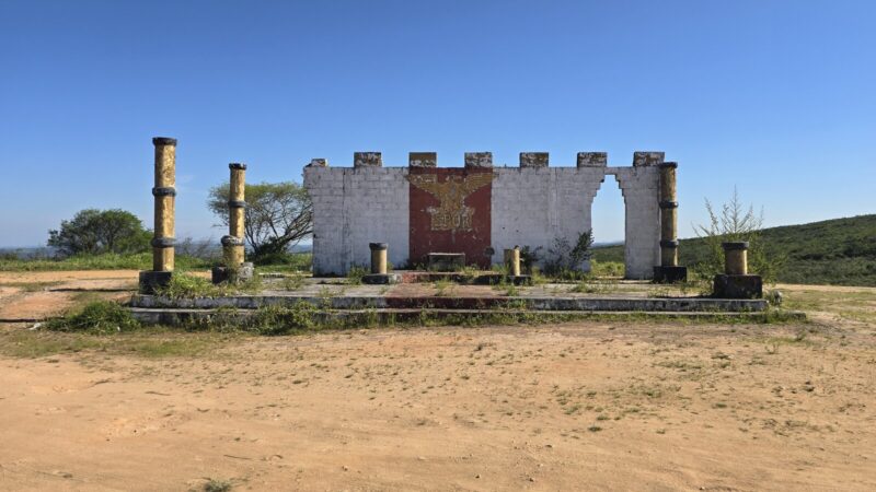 Cristo do Magano: quase três anos de obra, um contrato rescindido por abandono, dois portais oficiais que não fecham a mesma conta — e um canteiro que, dois meses depois de ‘retomado’, segue do jeito que estava