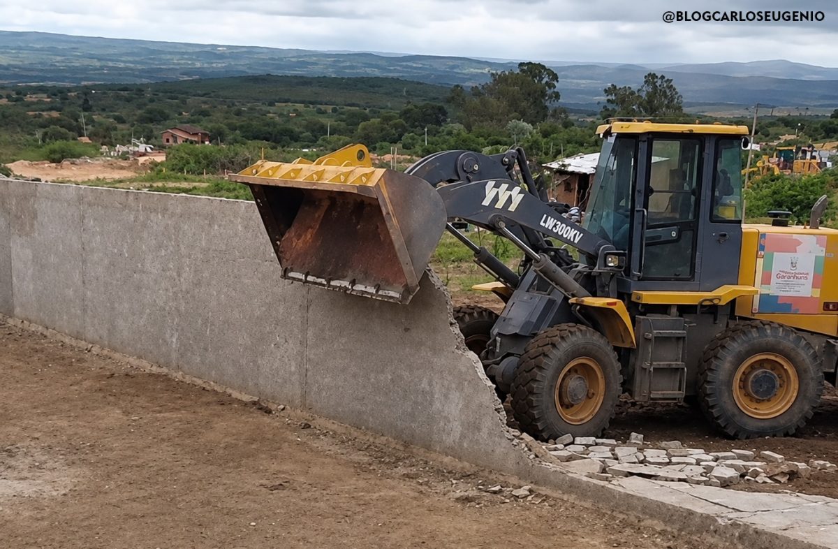Máquina da Prefeitura de Garanhuns derruba muro na Cohab 3