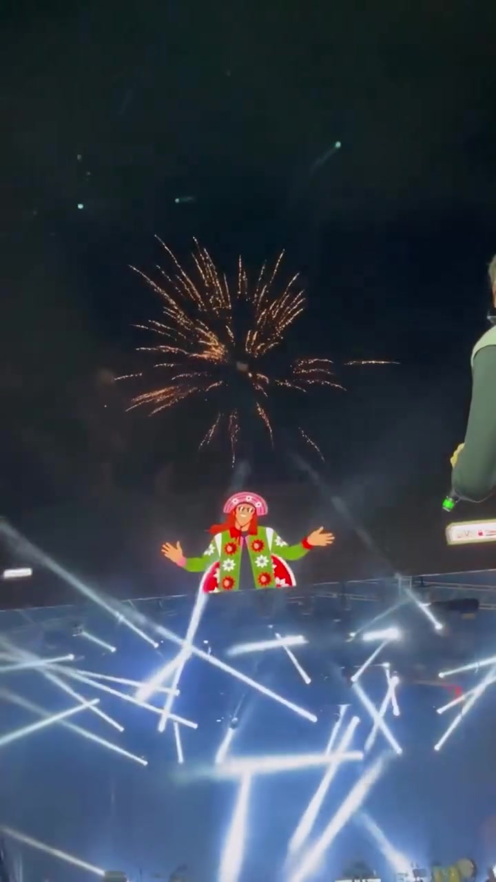 Fogos de artifício explodindo no céu sobre a Praça Mestre Dominguinhos na abertura do 34º FIG