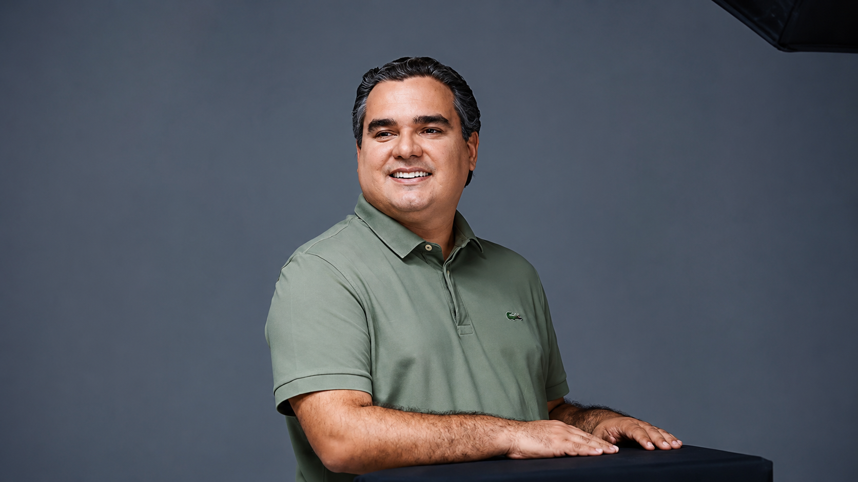 Apoiador segura bandeira em evento da pré-campanha