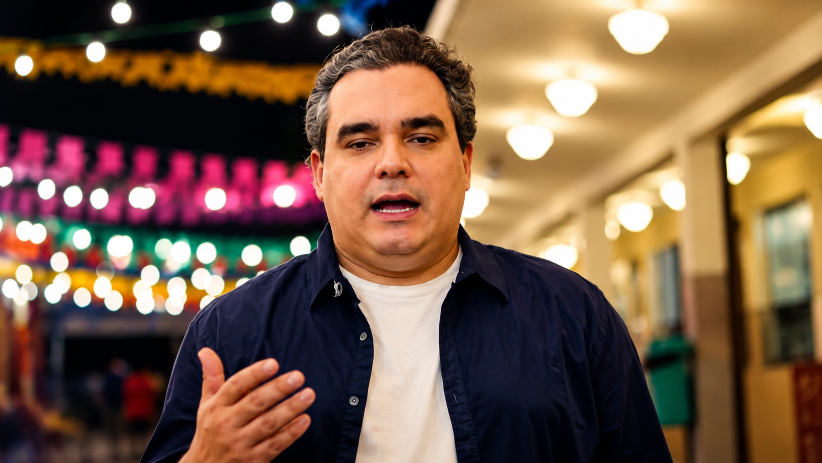Moacir Bezerra em ambiente com decoração festiva durante reunião política