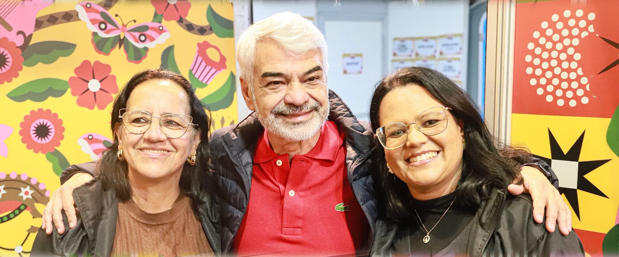 Senador Humberto Costa posa com integrantes da equipe técnica do FIG
