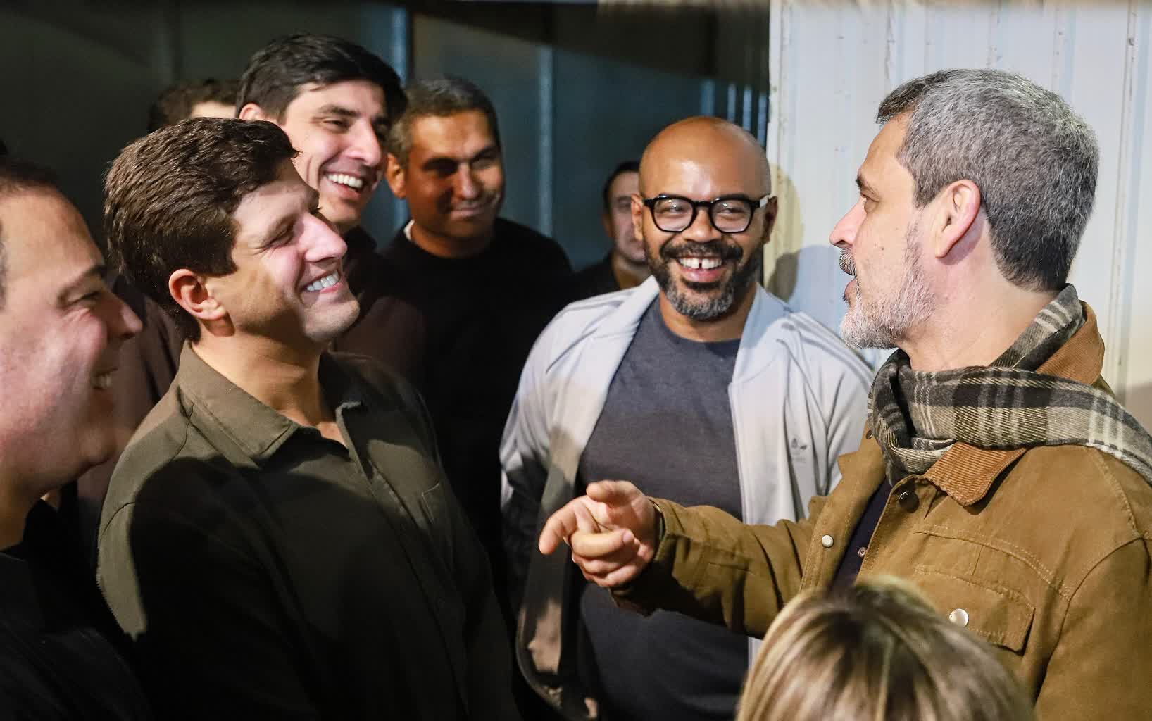 João Campos conversa com o ator Eduardo Moscovis nos bastidores do FIG