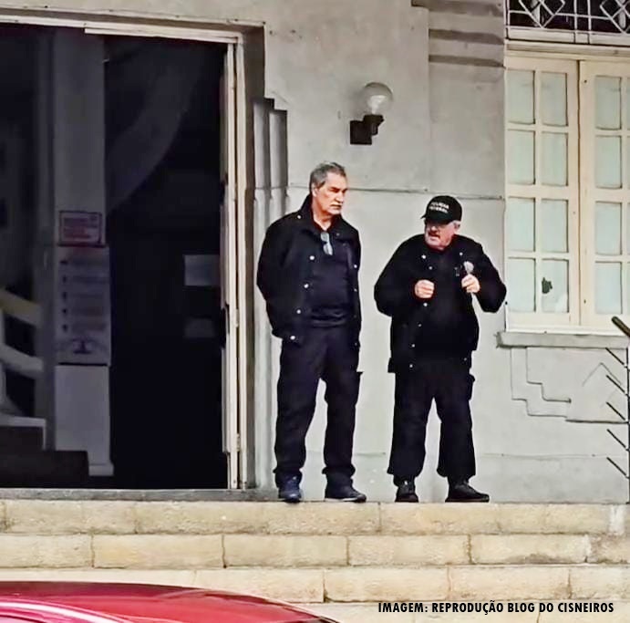 Agentes da Polícia Federal na entrada da Prefeitura de Garanhuns durante a Operação Helvécia, em 20 de junho de 2024