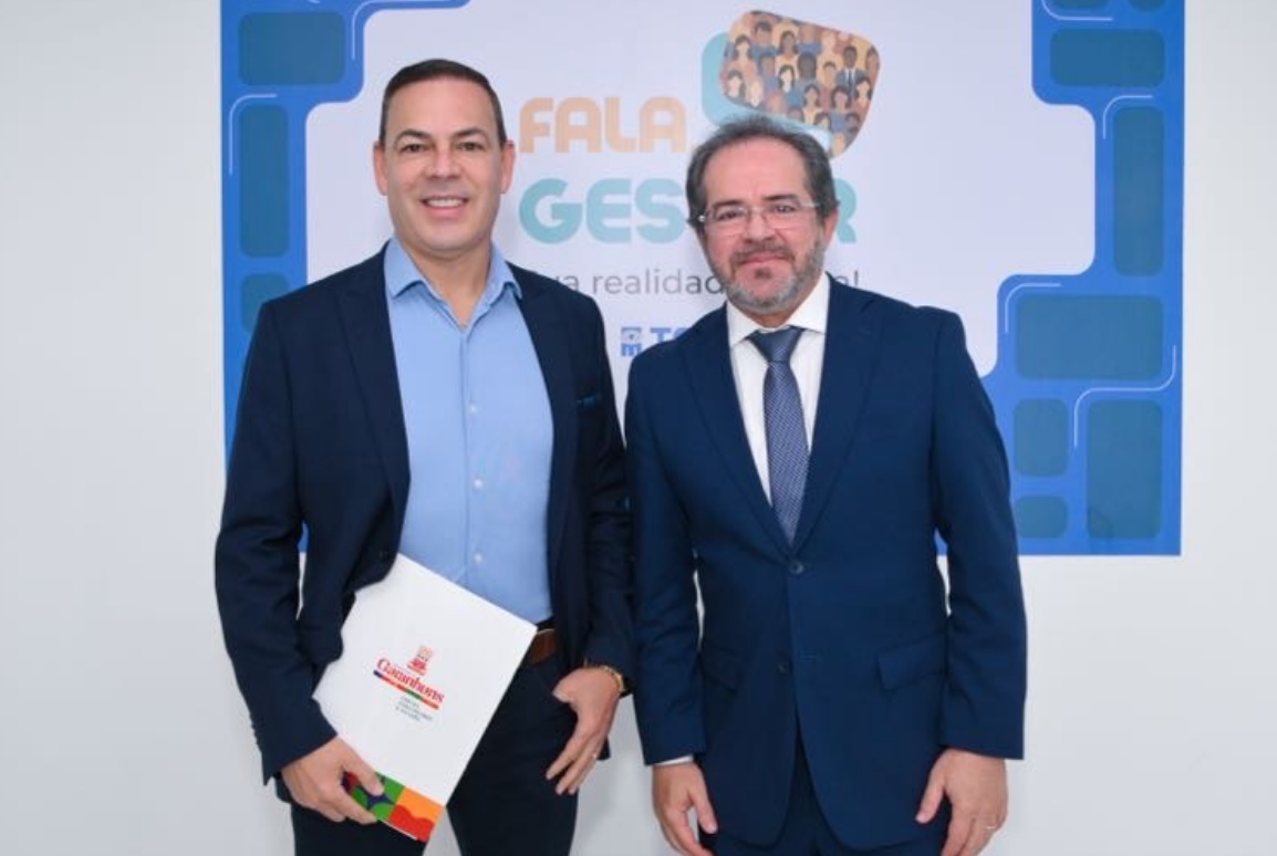 O prefeito de Garanhuns, Sivaldo Albino, e o conselheiro do TCE-PE Valdecir Pascoal lado a lado em evento do programa Fala Gestor