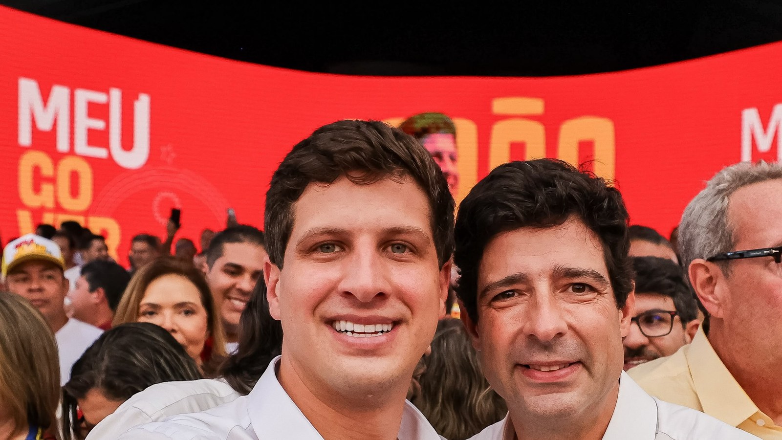 Rodrigo Farias ao lado de João Campos na convenção de 1º de agosto de 2026