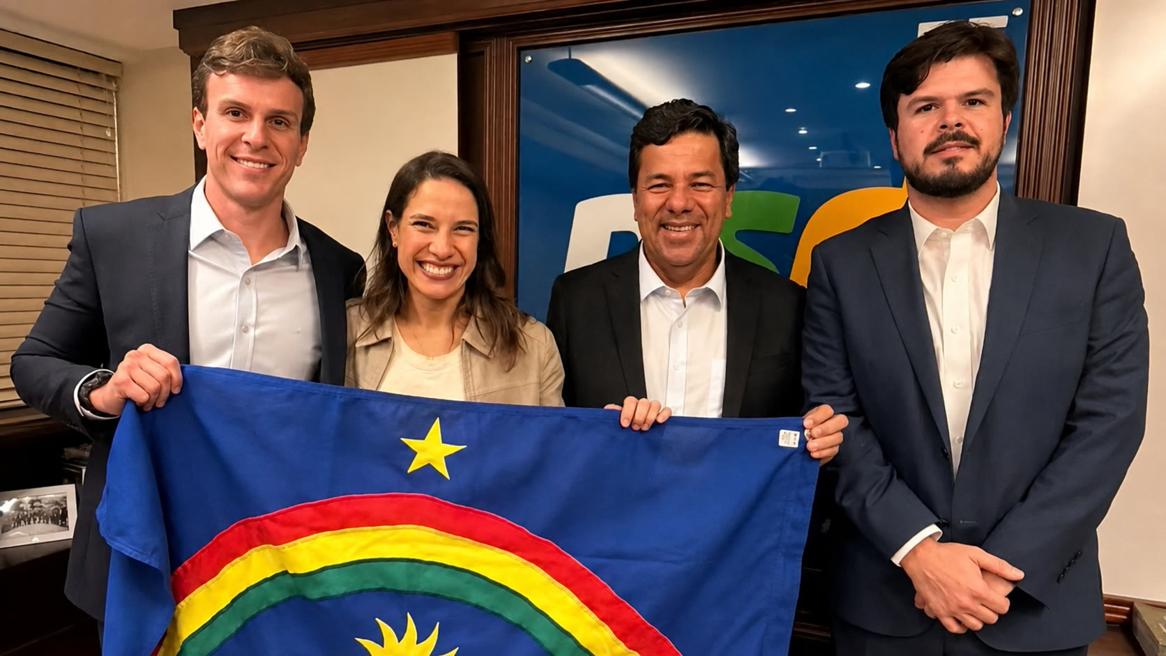 Miguel Coelho, Raquel Lyra, Mendonça Filho e Fernando Coelho Filho posam com a bandeira de Pernambuco