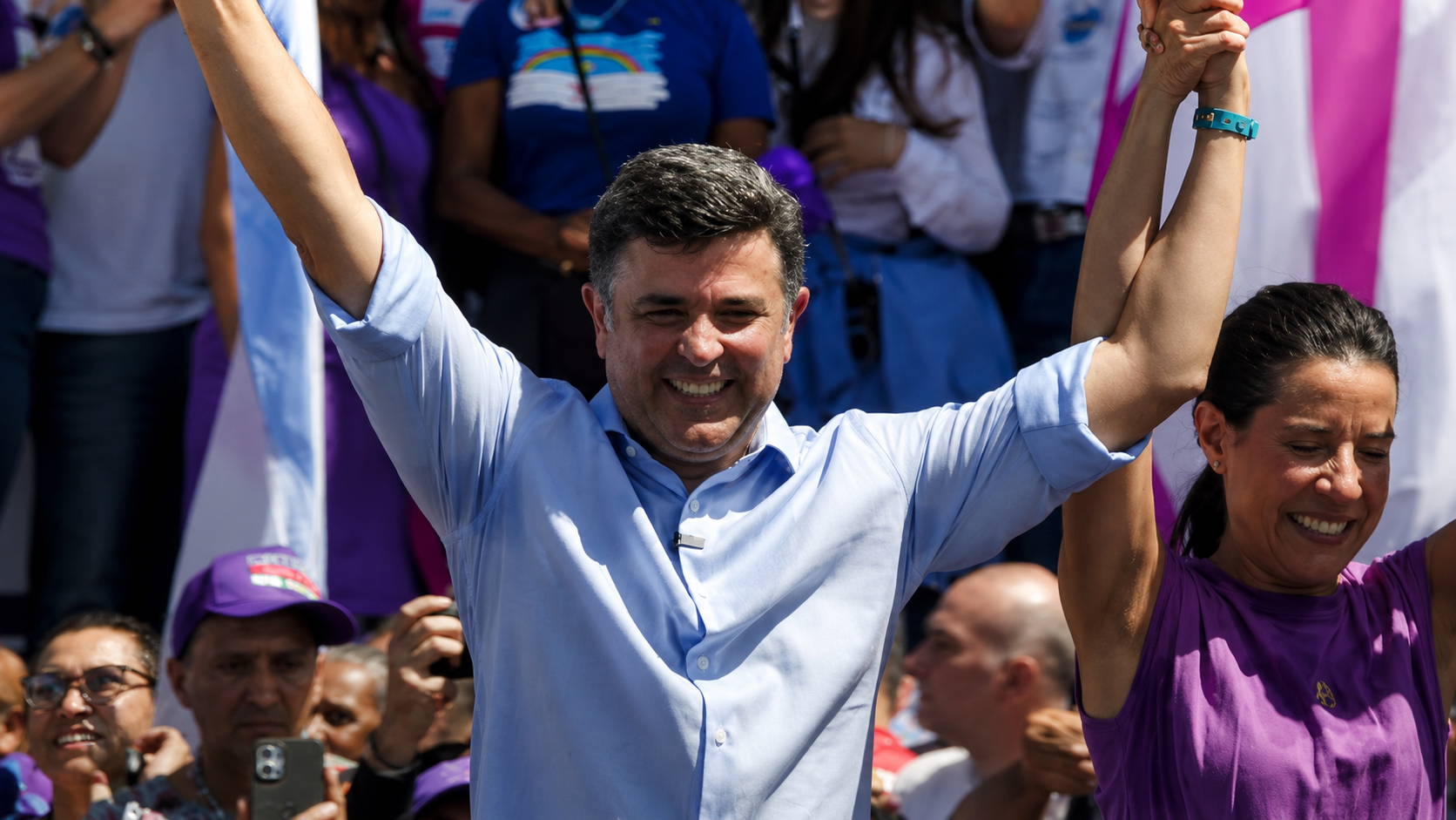 Eduardo da Fonte ergue a mão dada à de Raquel Lyra no palanque da convenção