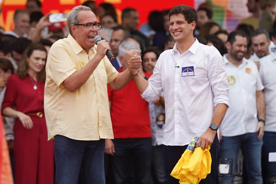 Álvaro Porto fala ao microfone no palanque de João Campos em 1º de agosto de 2026