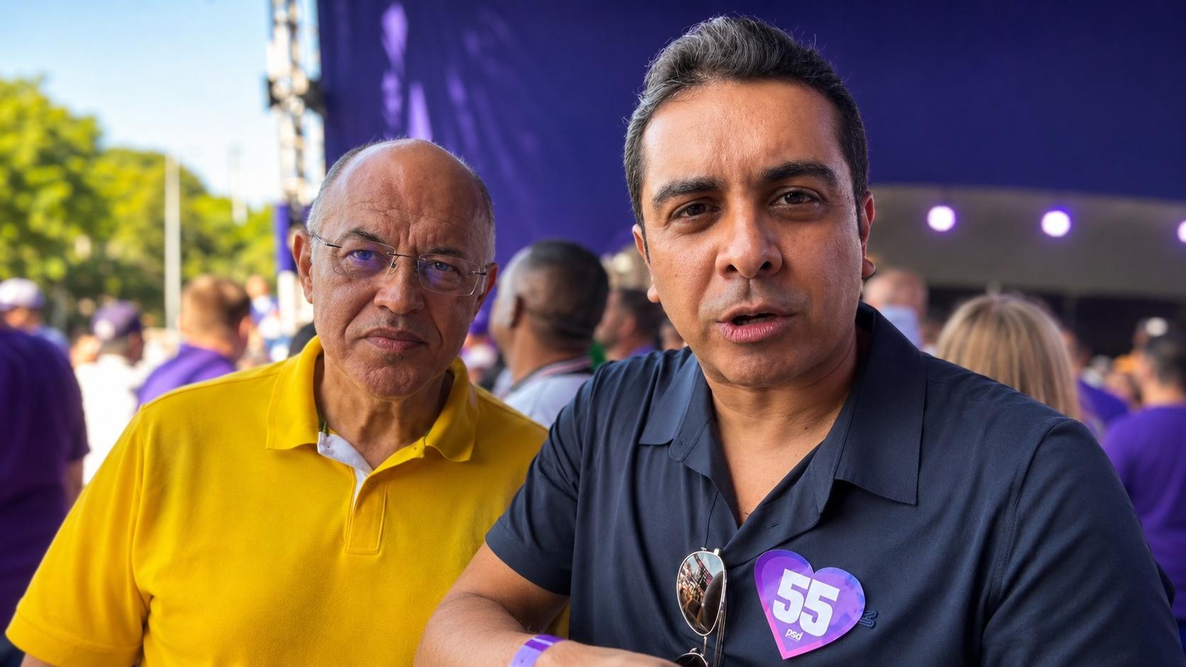 Fernando Rodolfo na convenção do PSD, com adesivo em formato de coração com o número 55; atrás, o pastor Eurico, de camisa amarela