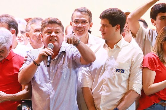 Sileno Guedes fala ao microfone ao lado de João Campos em evento político