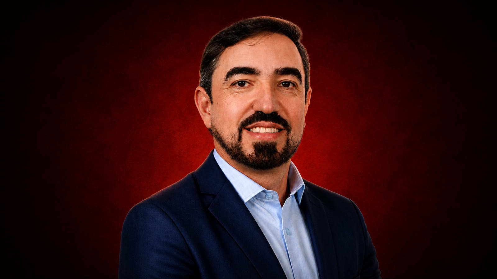 Retrato de Thiago Paes, vereador de Garanhuns e candidato a deputado estadual, diante de fundo vermelho e preto