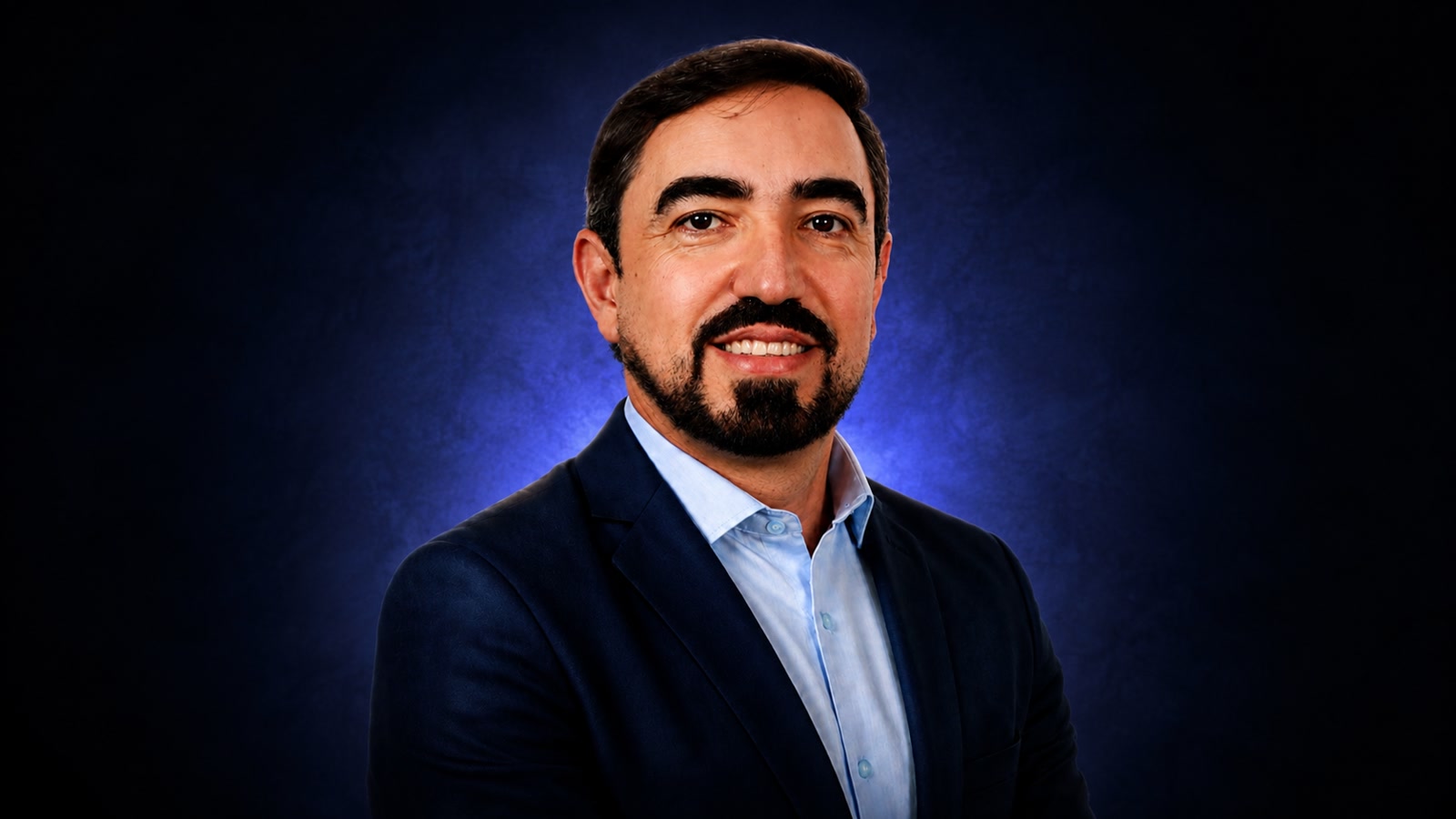 Retrato de Thiago Paes, vereador de Garanhuns e candidato a deputado estadual, diante de fundo vermelho e preto