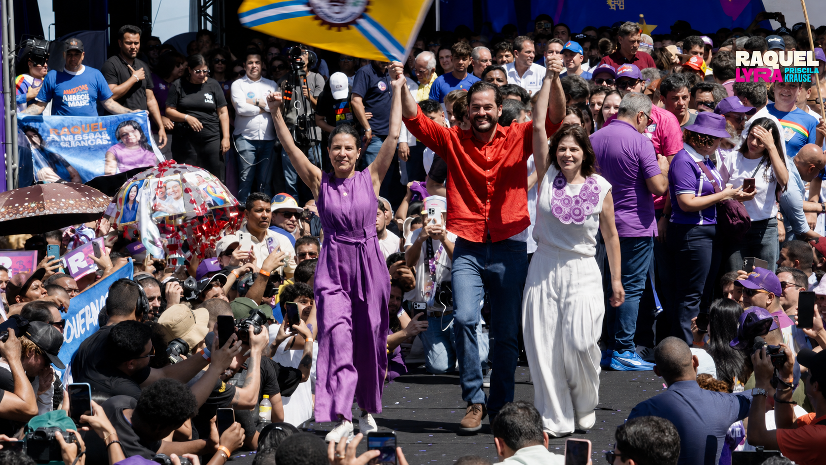 Raquel Lyra, Túlio Gadêlha e Priscila Krause caminham de mãos dadas erguidas entre o público