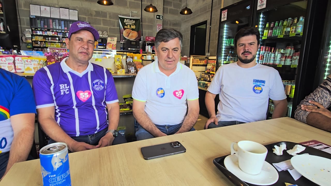 Grupo reunido em uma loja de conveniencia antes da caminhada de Raquel Lyra em Garanhuns