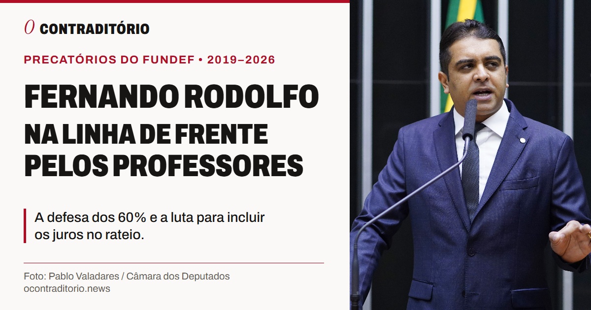 Foto real de Fernando Rodolfo na tribuna da Câmara. Manchete: Fernando Rodolfo, na linha de frente pelos professores. A defesa dos 60% e a luta para incluir os juros no rateio. Precatórios do Fundef, 2019–2026. Foto: Pablo Valadares/Câmara dos Deputados.