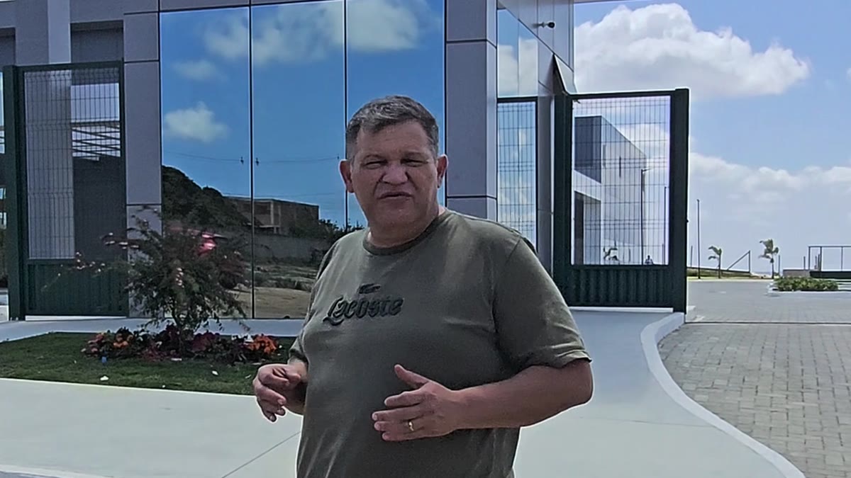 Kleber Cisneiros diante do Hospital de Amor de Garanhuns, durante a reportagem que registrou obras na área externa