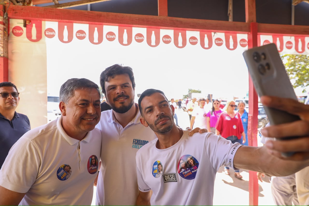 Marcos Patriota e Fernando Filho posam para uma selfie na entrada do bar
